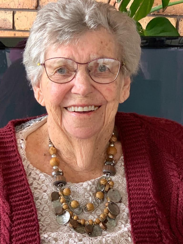 Doreen May FALCONER (née Harris).