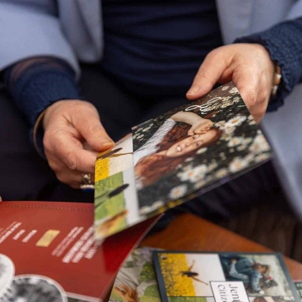 Multimedia Komako Hands Closeup Horizontal